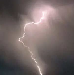 В Адлере ударила молния силой в 10 раз больше обычной
