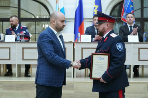 Губернатор поблагодарил казаков за участие в деле народосбережения и развития региона. Отличившимся казакам он вручил региональные награды.