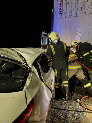 Пассажир малолитражки был зажат в салоне аварийного автомобиля. Потребовалась помощь спасателей.