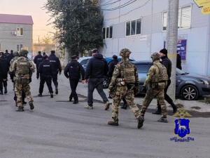 В Самаре в ходе рейда на территории мебельной фабрики, гостиницы и рынка проверено более 70 мигрантов