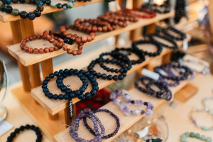 Предприниматели, работающие в творческих сферах, могут получить грант до 500 тысяч рублей на развитие своих проектов.