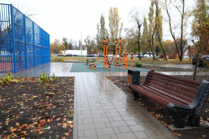 Двор комплексно благоустроен по программе «Формирование комфортной городской среды» нацпроекта «Инфраструктура для жизни».