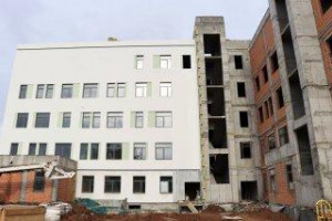 Новая поликлиника, рассчитанная на 700 посещений, станет современным медицинским центром в районе.