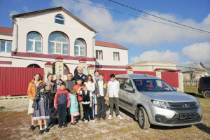 На встрече приемные родители и дети рассказали Вячеславу Федорищеву о своих увлечениях, любимых занятиях и семейных традициях, которые бережно хранятся и передаются из поколения в поколение.