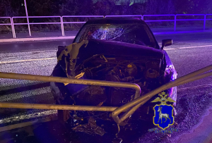 В Самаре автомобилистка врезалась в бордюр и ограждение