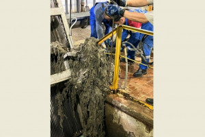 На одной из самарских канализационных станций сотрудники «РКС-Самара» вытащили полтонны мокрого мусора