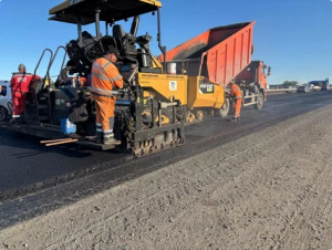 На Обводном шоссе Тольятти укладывают нижний слой асфальта