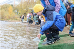около 200 человек собрались на пляже KIN.UP в Самаре, чтобы выпустить в Волгу более 20 000 мальков толстолобика и сазана
