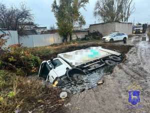 В Самаре мусоровоз провалился в выгребную яму