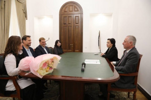 Президент Абхазии Бадра Гунба встретился с художественным руководителем и главным дирижёром Шостакович Опера Балет Евгением Хохловым