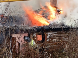 В Исаклинском районе горел нежилой дом