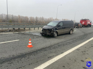 В Красноярском района автомобилистка врезалась в ограждение, пострадали двое