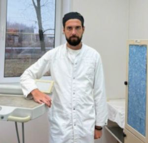 Врач пришел в медицину по примеру матери, которая много лет работала медицинской сестрой.