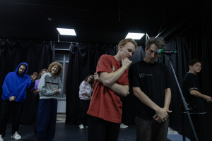 Спектакль по мотивам романа Мариам Петросян – для подростков и о подростках.