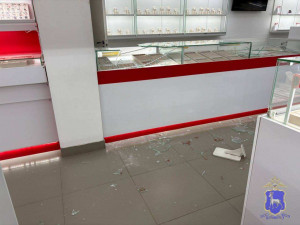 В отношении злоумышленника возбуждено уголовное дело по статье «Грабеж, совершенный в особо крупном размере».