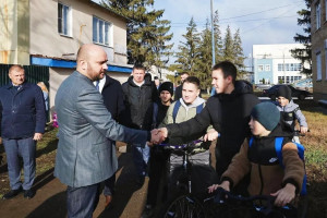 В ходе рабочей поездки состоялось общение губернатора с жителями района.