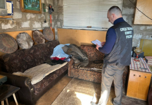 В ходе ссоры при распития спиртных напитков со своим знакомым он нанес своему оппоненту удар ножом.