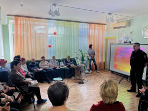 Пожилых людей призвали обязательно проверять подозрительную информацию и не отвечать на звонки с неизвестных номеров.