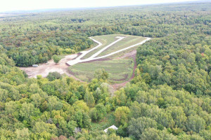 Специалисты сделали вертикальную планировку, выровняли территорию, на поверхность которой уложили плодородный грунт с засевом трав многолетних растений. 