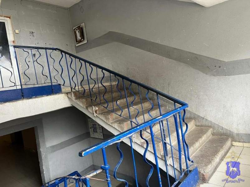 В Жигулевске на лестничной площадке мужчина, из хулиганских побуждений​​​​​​​, избил местного жителя  