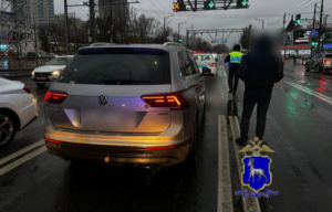 На пересечении Московского шоссе и улицы Революционной полицейские работают на месте ДТП 