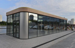 Он включает правила расположения уличных киосков и павильонов, в том числе для сезонной торговли, вдоль тротуаров и на перекрестках, определяет их габариты, варианты оформления фасадов и информационных конструкций, а также возможные элементы благоустройст