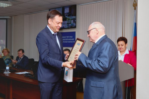 Министр здравоохранения Самарской области Андрей Орлов поблагодарил коллег за профессионализм и преданность профессии.