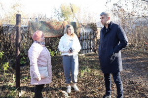 Ранее жители  многоквартирного двухэтажного дома обратились с замечаниями по его содержанию и прилегающей к нему территории, в том числе детской и контейнерной площадок.