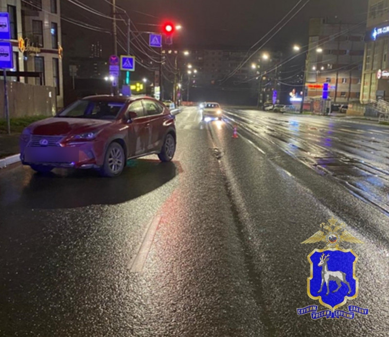 Самарчанка на автомобиле Lexus сбила на остановке, выходившего из трамвая, подростка