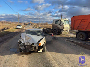 Водитель легкового автомобиля с места ДТП госпитализирован.