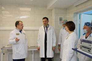 Министр здравоохранения региона Андрей Орлов ознакомились с работой обновленного отделения.