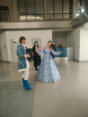 Их выступления, наполненные энергией и народной музыкой, заряжают гостей хорошим настроением!