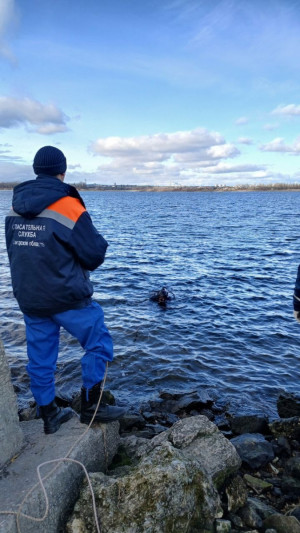 В поисках задействовали трех водолазов.