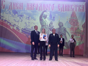 Полицейские подчеркнули, что паспорт — это символ гражданской зрелости, напоминание о правах и обязанностях перед страной и обществом и призвали подростков бережно относиться к документу, помнить о том, что быть гражданином России — это высокая честь и от