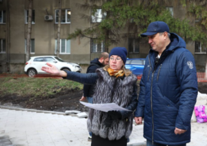 В сквере установили бордюры, завершают укладку плитки, подготовку клумбы необычной формы и установку системы автополива и освещения.