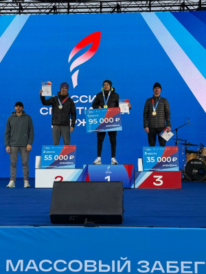 Также победители забега получили слот на участие в соревнованиях по лыжным гонкам от олимпийского чемпиона Александра Легкова.