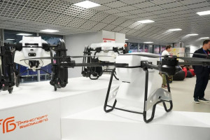 Это одно из крупнейших событий в мире гонок дронов с участием сильнейших пилотов страны проходит на стадионе «Солидарность Самара Арена» в рамках форума.