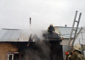 В тушении пожара участвовали 8 человек, задействованы два пожарных автомобиля.