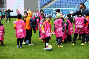 Школьники вместе со знаменитыми футболистами провели разминку, отработали прием и ведение мяча, а затем сыграли несколько товарищеских матчей.