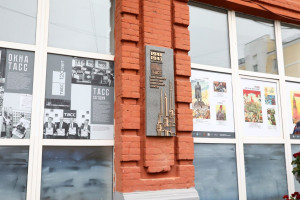 Памятный знак установлен на фасаде дома № 59 по улице Молодогвардейской – сейчас в этом здании располагается Самарский государственный колледж. 