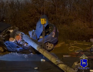 После столкновения автомобиль отбросило на световую опору.