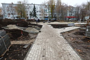По просьбе жителей в сквере уложат антитравматическое покрытие, установят детский игровой комплекс, скамейки и урны, создадут газоны. 