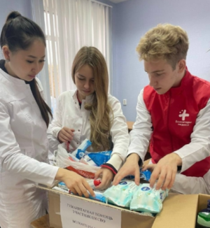 В состав гуманитарной помощи вошли: предметы личной гигиены, перевязочные материалы, лекарственные препараты.