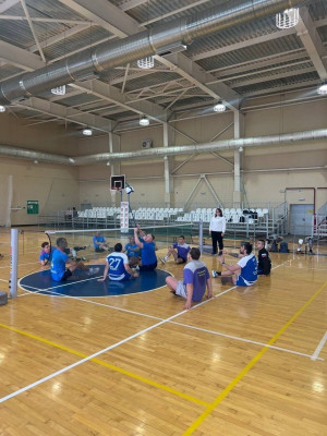 Первый в истории Самарской области чемпионат по волейболу сидя собрал ветеранов СВО на площадке спортивного комплекса «Олимп»