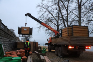 Всего в течение недели предстоит вывезти порядка тысячи единиц – это скамейки-шезлонги, теневые навесы, пляжные настилы, кабины для переодевания и др.