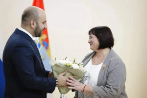 Губернатор поблагодарил их за то, что они вкладывают в свое дело всю душу, остаются верны профессии на протяжении долгих лет.