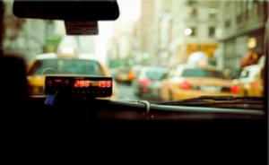 В Самарской области женщина, угрожая мачете таксисту, требовала включить шансон