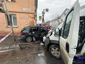 Водитель иномарки и несовершеннолетний пассажир автобуса госпитализированы.