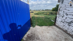 Между ними произошла ссора, в ходе которой мужчина, находясь на улице, выстрелил в женщину из имеющегося у него охотничьего ружья.