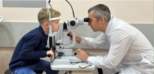 Мальчик поступил в больницу с очень низким зрением — всего 4%.